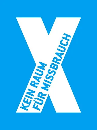 Das Bild zeigt ein Symbol mit einem weißen Kreuz auf blauem Grund, im Kreuz steht der Text "Kein Raum dem Missbrauch"